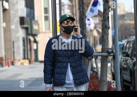 Daegu, Corée Du Sud. 21 février 2020. Un homme parle de son téléphone portable tout en portant un masque à Daegu, Corée du Sud, vendredi 21 février 2020. La majorité des cas de COVID-19 dans le pays ont été tracés à cette ville du sud-est. Photo de Thomas Maresca/UPI crédit: UPI/Alay Live News Banque D'Images