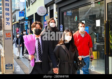 Daegu, Corée Du Sud. 21 février 2020. Les gens qui marchent dans le centre-ville de Daegu, en Corée du Sud portent des masques le vendredi 21 février 2020. La majorité des cas de COVID-19 dans le pays ont été tracés à cette ville du sud-est. Photo de Thomas Maresca/UPI crédit: UPI/Alay Live News Banque D'Images