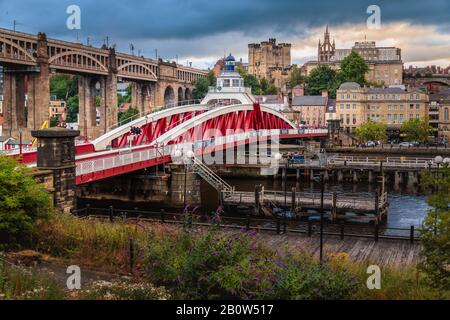 Le pont tournant a été ouvert en 1876 et tourne au moyen d'une puissance hydraulique reliant Newcastle et Gateshead. Le mécanisme utilisé aujourd'hui est original. Banque D'Images