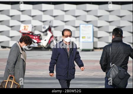 Daegu, Corée Du Sud. 21 février 2020. Les gens marchent sur une place portant des masques de visage à Daegu, Corée du Sud, le vendredi 21 février 2020. Vendredi, la ville était éveillée par une éruption de nouveau COVID-19. Photo de Thomas Maresca/UPI crédit: UPI/Alay Live News Banque D'Images