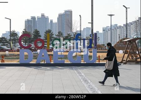 Daegu, Corée Du Sud. 21 février 2020. Une femme portant un masque de visage passé devant un panneau accueillant les visiteurs à Daegu à Daegu, Corée du Sud, le vendredi 21 février 2020. La majorité des cas de COVID-19 dans le pays ont été tracés à cette ville du sud-est. Photo de Thomas Maresca/UPI crédit: UPI/Alay Live News Banque D'Images