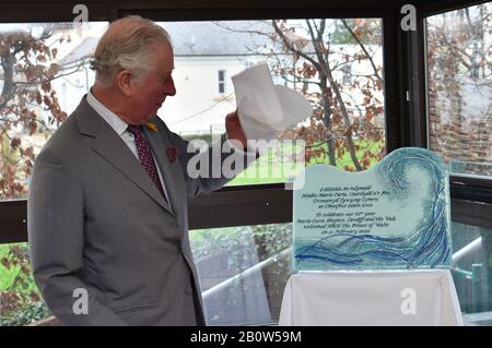 Le Prince de Galles dévoile une plaque lors d'une visite à l'Hospice Marie Curie à Cardiff et à Vale, au Pays de Galles. Banque D'Images