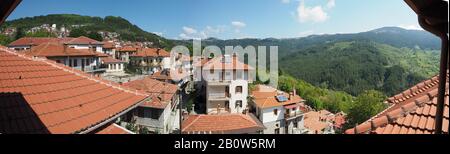 Vue panoramique sur les bâtiments et les toits de Metsovo, Epirus, Grèce Banque D'Images
