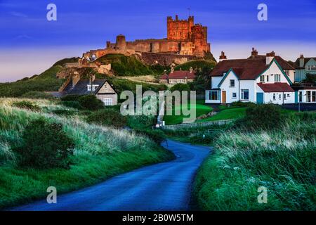 Un vieux château sur la colline au crépuscule. Banque D'Images