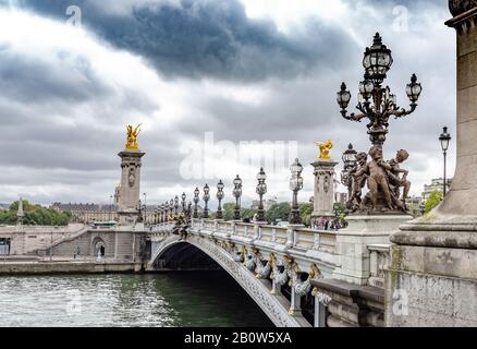 Le pont d'Alexandre III dans la capitale de la France, Paris à l'automne. Banque D'Images