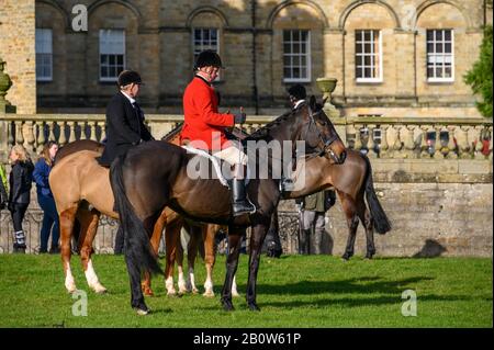 Aske Hall, Richmond, North Yorkshire, Royaume-Uni - 08 février 2020: Chasse à l'équitation officielle portant un manteau rouge traditionnel devant un Georgi traditionnel Banque D'Images