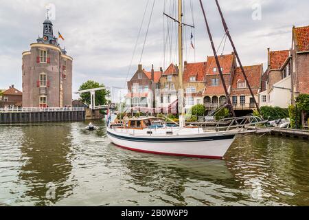 Enkhuizen est une ville côtière néerlandaise traditionnelle de la province de la Hollande-Nord. Naviguer directement à l'IJsselmeer est un passe-temps favori. Banque D'Images