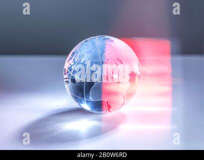 Un globe en verre de la planète Terre illustrant le réchauffement de la planète. Banque D'Images