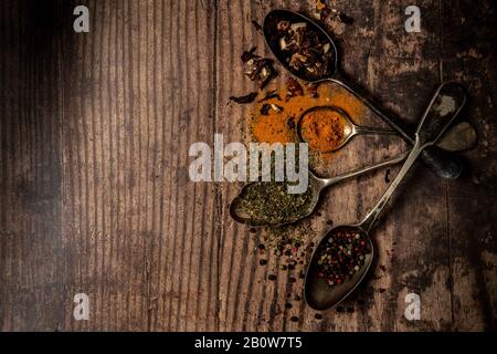 Cuillères avec variété d'épices et de condiments Banque D'Images