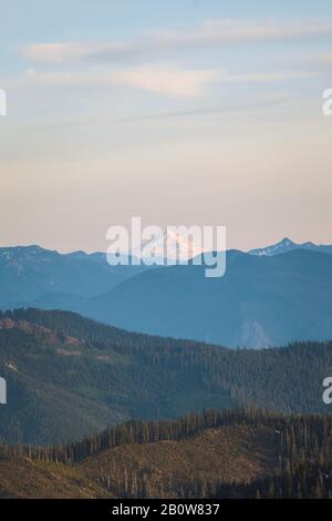 Coucher De Soleil Sur Le Parc National Du Mont Rainier, Washington, États-Unis Banque D'Images