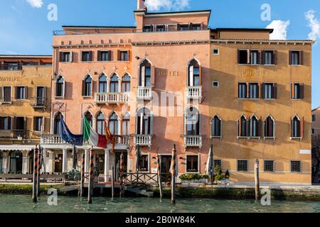 Ancienne maison (Hôtel principe) sur la Grande Canale à Venise (Italie), un jour ensoleillé en hiver Banque D'Images