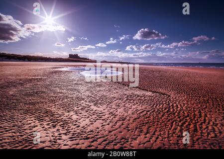 Château Et Plage De Bamburgh. Tidemarks dans le sable. Un rythme de textures. Banque D'Images