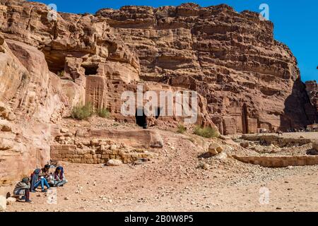 Petra, JORDANIE - 30 JANVIER 2020: Tombes qui pourraient être vues lors de la marche du paysage la rue des Façades avait été créée des centaines d'années. Petra complexe touristique attraction, Royaume hachémite de Jordanie Banque D'Images