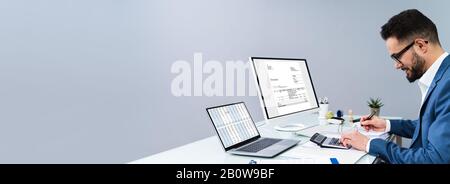 Comptable Facture Sur Ordinateur Au Bureau Banque D'Images