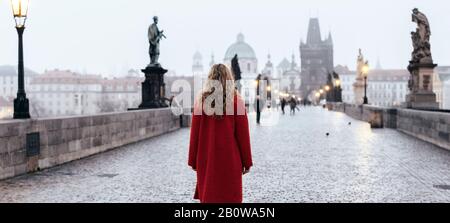 Les femmes touristes marchant seul sur le pont Charles en début de matinée à Prague, capitale de la République tchèque Banque D'Images