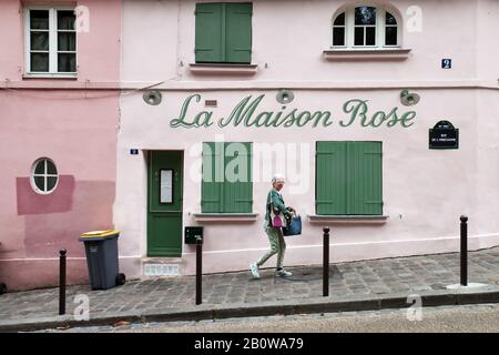 Paris, France - 17 septembre 2019 : une femme mûre marchant le long d'une rue pittoresque dans le quartier bohème de Montmartre, à Paris Banque D'Images