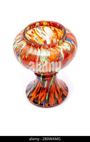 Un vase coloré peint à la main (avec beaucoup d'orange et d'autres couleurs) sur un fond blanc Uni avec espace de copie. Banque D'Images