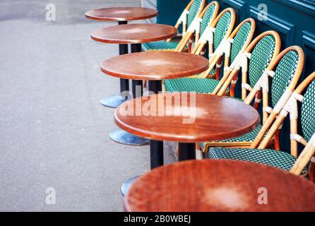 chaises confortables dans le café parisien Banque D'Images