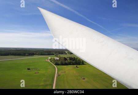 Éoliennes photographiées d'en haut. Une éolienne, ou autrement appelée convertisseur d'énergie éolienne, est un dispositif qui convertit l'énergie cinétique du vent en énergie électrique. Photo Jeppe Gustafsson Banque D'Images