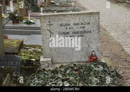 Tombe de Yelena Nabokova, née. Rukavishnikova (1878-1939), mère du célèbre romancier russe Vladimir Nabokov, au cimetière d'Olšany à Prague, en République tchèque. Sa femme de ménage Evgenia Hofeld aussi épelé comme Evženie Hoefeldová (1879-1957) est également enterrée dans la même tombe. Banque D'Images