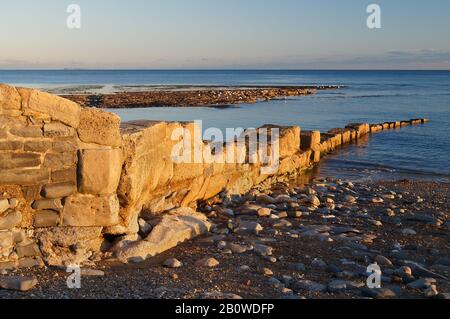 Royaume-Uni, Dorset, Lyme Regis, Church Beach et Sea Wall Banque D'Images