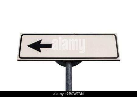 Panneau de signalisation, flèche sur fond blanc, isolé. Panneau de route vierge à sens unique avec espace de copie. Flèche sur un poteau pointant dans une direction Banque D'Images