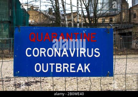 Avertissement sur la quarantaine épidémique. Éclosion de la maladie du coronavirus. Panneau d'alerte nCoV. Risque biologique, pas de transmission. Panneau bleu portant une clôture. Banque D'Images