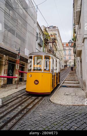 Le célèbre funiculaire Elevador da Bica se déplaçant sur une colline escarpée à Lisbonne Portugal Europe Banque D'Images