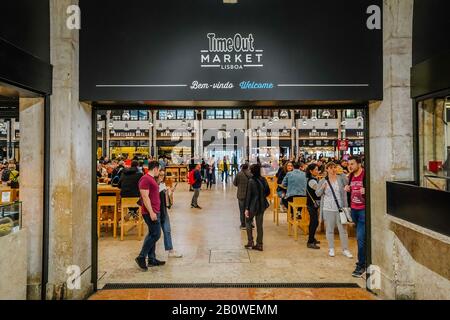 Time Out Market est un court de restauration ouvert et spacieux avec un grand choix de restaurants internationaux avec des sièges de style familial à l'intérieur de Mercado da Ribeira à Cai Banque D'Images