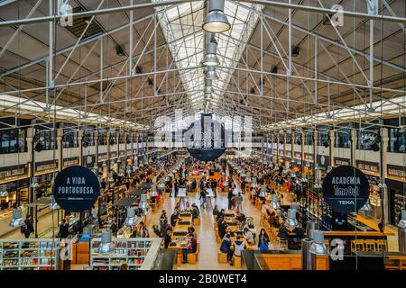 Time Out Market est un court de restauration ouvert et spacieux avec un grand choix de restaurants internationaux avec des sièges de style familial à l'intérieur de Mercado da Ribeira à Cai Banque D'Images