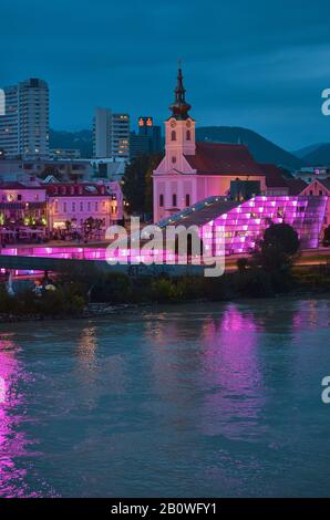 Linz vue de nuit sur les rives du Danube, Autriche Banque D'Images