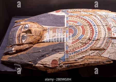 Couvercle de cercueil égyptien exposé au Haslemere Museum, Surrey, Royaume-Uni, datant d'environ 500 BC à 200 BC. Banque D'Images