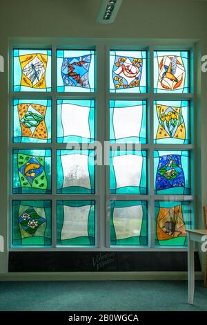 Vitrail pour rendre hommage aux bénévoles du Haslemere Museum, Royaume-Uni Banque D'Images