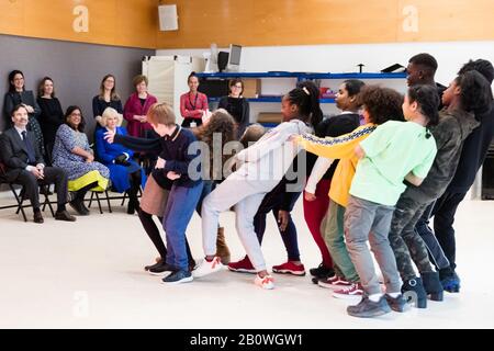 HRH Camilla, duchesse de Cornwall regardant une performance avec le personnel du Kiln Theatre lors de la visite du Kiln Theatre à Brant, Londres, Angleterre. Banque D'Images