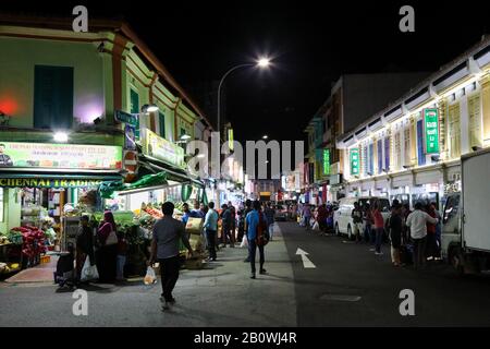 Scène nocturne à Dunlop St, Little India, Singapour. Banque D'Images