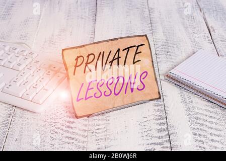 Signe texte montrant des leçons privées. Photo d'affaires présentant l'enseignement qui est habituellement payé en privé par les petits groupes Notepaper se tiennent sur le tampon fil i Banque D'Images