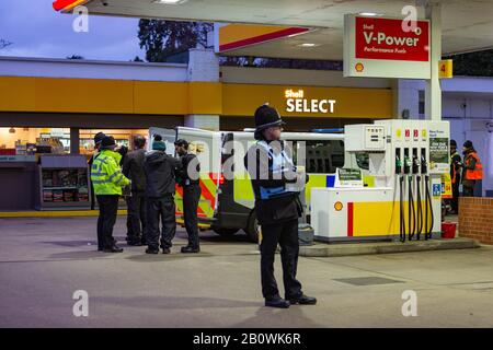 Cambridge, Royaume-Uni. 21 février 2020. La police réagit à une manifestation climatique extinction Rebellion à la station-service Shell sur Newnham Road, Cambridge. Les activistes ont ciblé les infrastructures de combustibles fossiles pour mettre en lumière les préoccupations environnementales. Penelope Barritt/Alamy Live News Banque D'Images