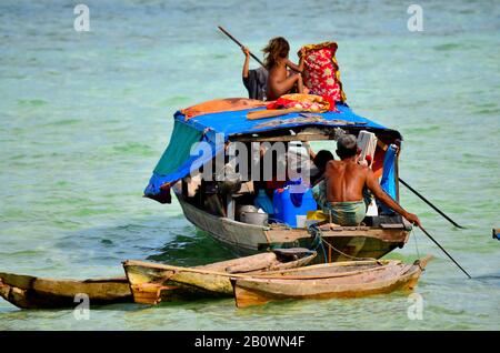 Minorité ethnique des nomades de la mer de Bajau dans les bateaux en bois traditionnels (lepas), le lac de Celebes, Malaisie, Asie du Sud-est Banque D'Images