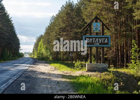 Vetluga, Russie - 12 Juin 2017 : Ville De Vetluga. Panneau d'information à l'entrée de la ville. Oblast De Nizhny Novgorod. Banque D'Images