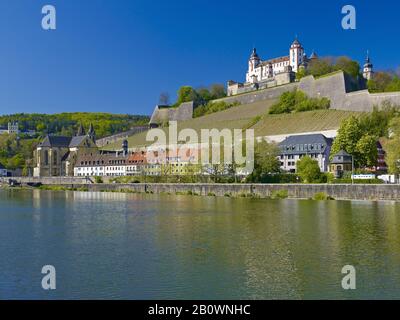 Vue sur la rivière principale jusqu'à la forteresse de Marienberg à Würzburg, Basse-Franconie, Bavière, Allemagne, Europe Banque D'Images