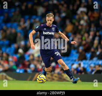 19 février 2020, Etihad Stadium, Manchester, Angleterre; Premier League, Manchester City / West Ham United :Tomas Soucek (28) de West Ham United contrôle le ballon Banque D'Images