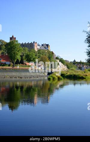 Bernburg, Allemagne vue sur la rivière Saale au château sur une colline Banque D'Images