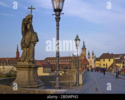 Pont des saints sur l'ancien pont principal avec la cathédrale Saint-Kilian à Würzburg, Basse-Franconie, Bavière, Allemagne, Europe Banque D'Images