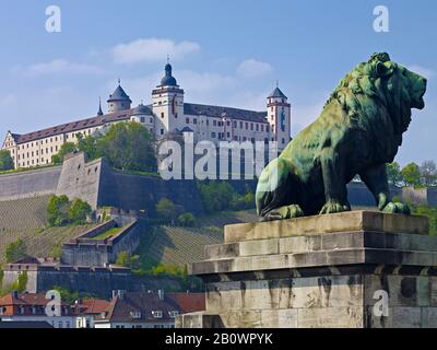 Forteresse de Marienberg avec sculpture de lion à Wuerzburg, Basse-Franconie, Bavière, Allemagne, Europe Banque D'Images