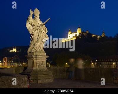 Saint Kilian sur l'ancien pont principal avec la forteresse de Marienberg à Wuerzburg, Basse-Franconie, Bavière, Allemagne, Europe Banque D'Images