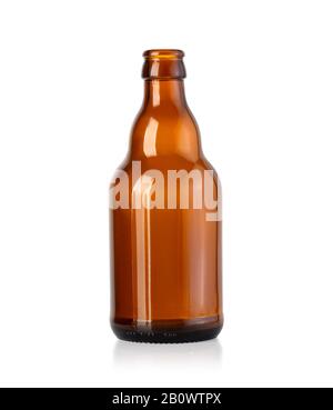 bouteille de bière brune vide isolée sur blanc avec chemin de découpe Banque D'Images