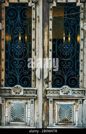 Portes en bois avec décoration et verre sculptés Banque D'Images