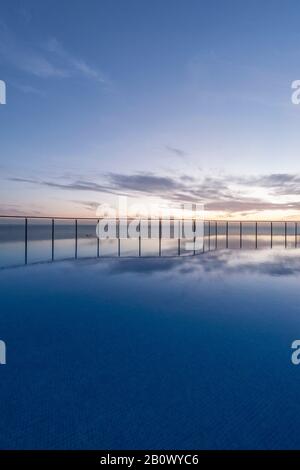 Piscine À Débordement, Hôtel Gloria Palace Amadores, Gran Canaria, Espagne Banque D'Images