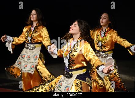 Danseurs folkloriques albanaises avec costumes traditionnels, célébrer le ramadan à Skopje, Macédoine Banque D'Images