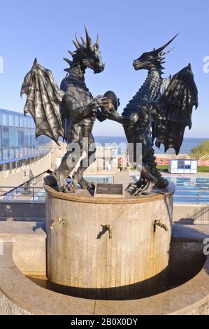 Statues de Dragon sur le front de mer, Varna, Mer Noire, Bulgarie, Balkans, Europe du Sud-est, Banque D'Images